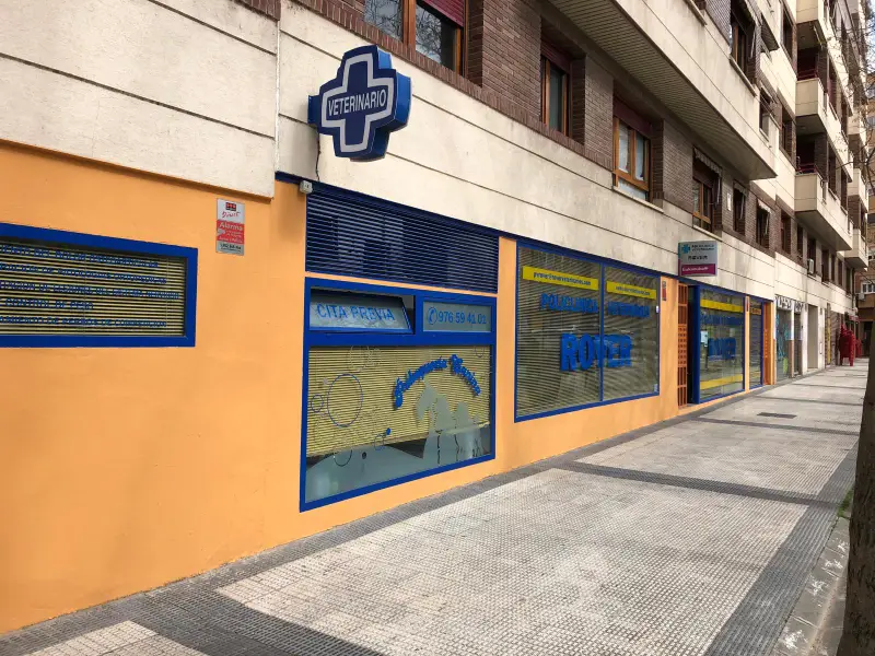Fachada de Policlínica Veterinaria Rover en Zaragoza con más de 25 años de experiencia Fachada de Policlínica Veterinaria Rover en Zaragoza con más de 25 años de experiencia